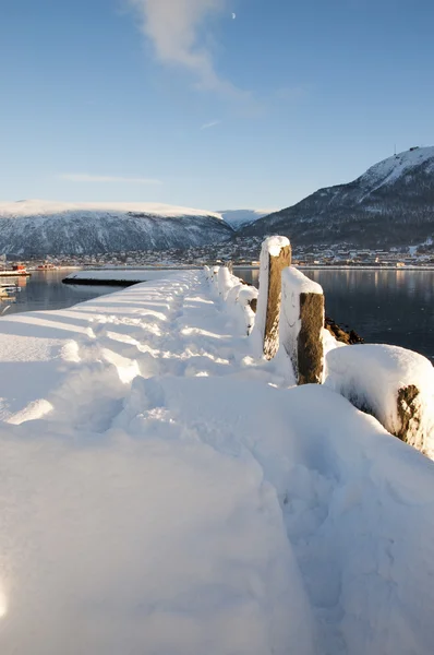 Jetée couverte de neige à Tromso, Norvège — Photo