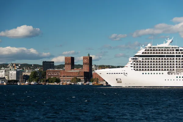 Cruise ship in Oslo fjord with City Hall — Stock Photo, Image