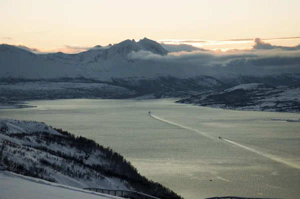 Coucher de soleil sur le fjord à Tromso Norvège — Photo