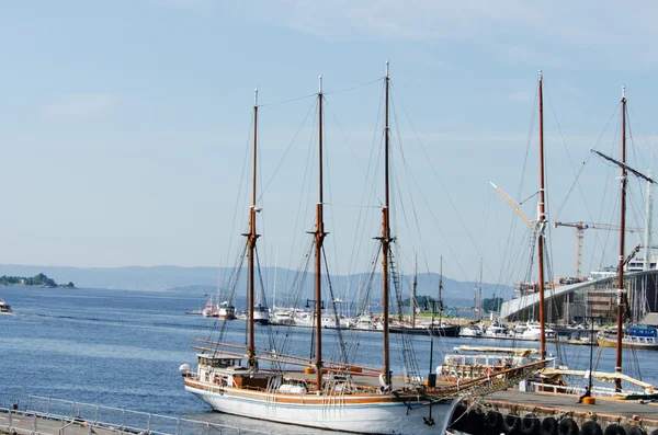 Akerbrygge、オスロでドックに背の高い船 — ストック写真