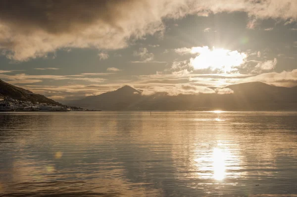 Pôr do sol bonito sobre o fiorde em Tromso , — Fotografia de Stock