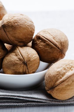 kumaş üzerine bir tabak içinde ceviz yakın çekim