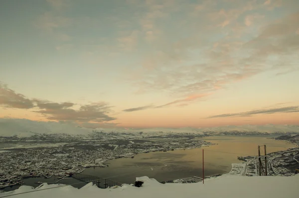 Panorama över Tromsö i skymningen (Norge) — Stockfoto