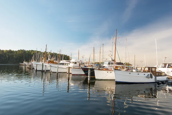 Jachten en boten bij jachthaven in oslo — Stockfoto