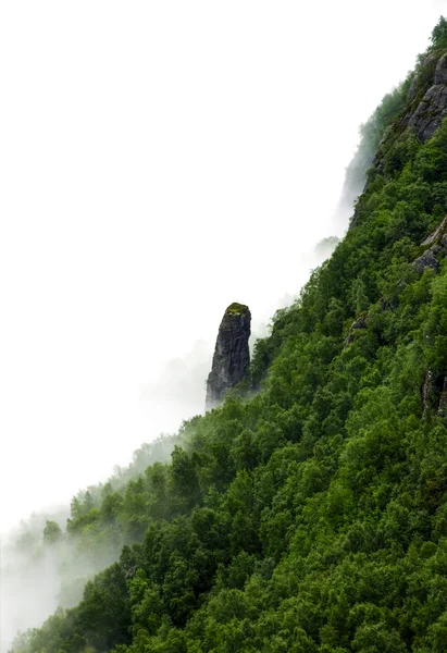 Туманный рок Кьярага — стоковое фото