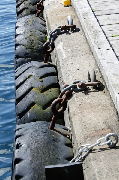 Llantas muelle encadenado — Foto de Stock