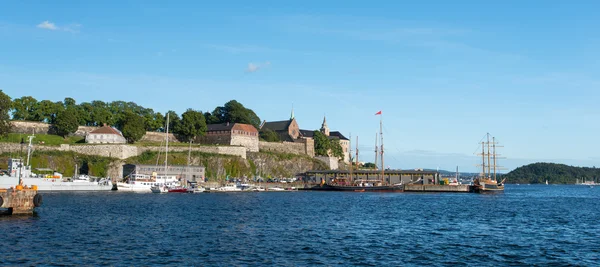 Vista para o porto de Oslo Fjord e para a Fortaleza de Akershus — Fotografia de Stock