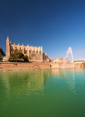 Katedral yeşil ve mavi