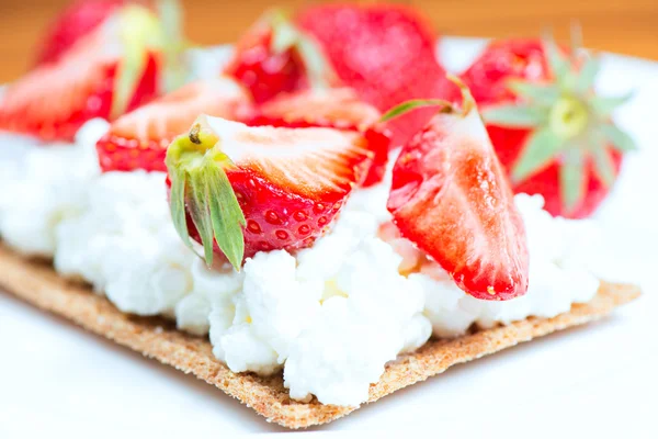 Sandwich mit Erdbeere — Stockfoto