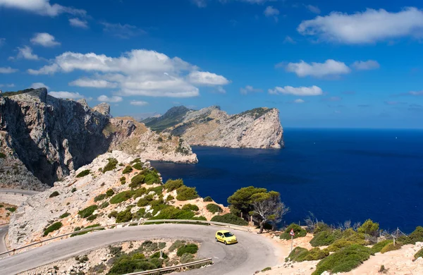 Coche en carretera cerca del cabo Formentor — Foto de Stock