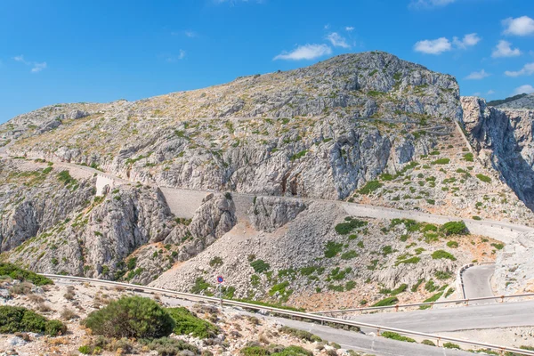 Silnice poblíž mysu formentor v horách — Stock fotografie