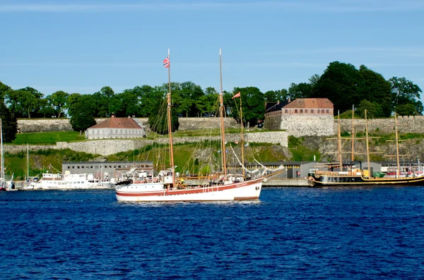 Vit båt med akershus fästning på bakgrund — Stockfoto