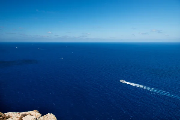 Vista de pássaro em barco na costa de Maiorca Espanha — Fotografia de Stock