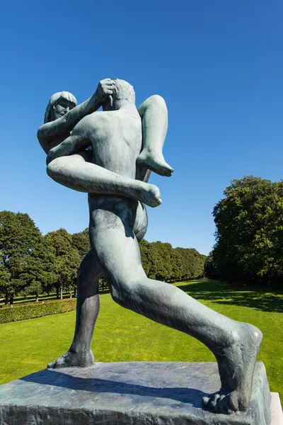 Vigeland standbeeld vrouw en man lopen — Stockfoto