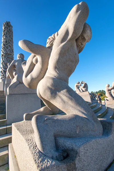 Vigeland statue man and woman — Stock Photo, Image