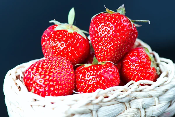 Korg med jordgubbar på svart bakgrund — Stockfoto