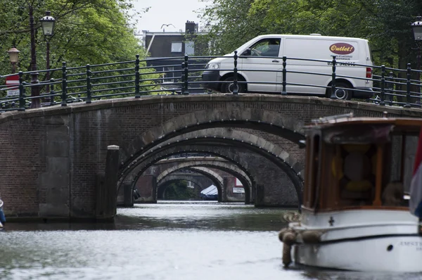 Canale di Amsterdam con ponti — Foto Stock