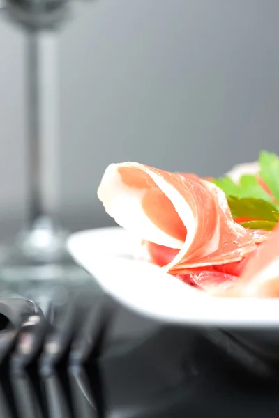 Ensalada de jamón con tenedor —  Fotos de Stock