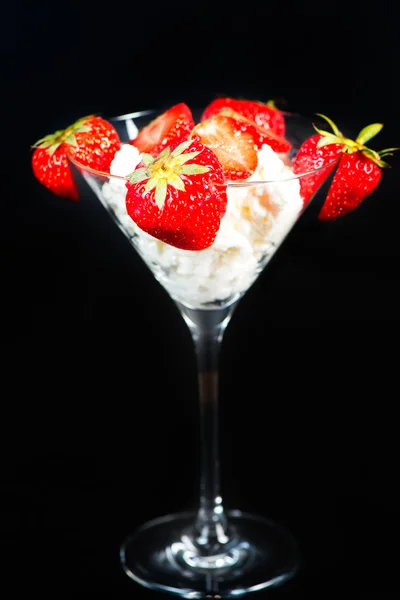 Ice cream and strawberry — Stock Photo, Image