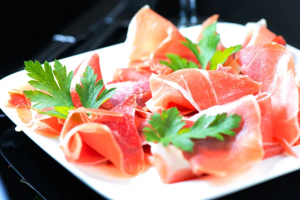 Hamonsalat in weißem Teller — Stockfoto