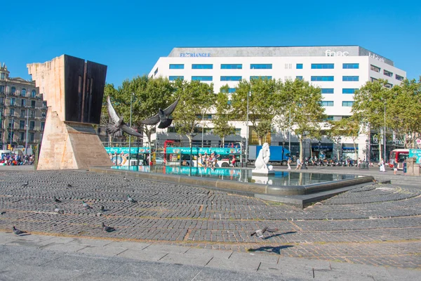 Monumento Macia em Plaza Cataluna e pombos — Fotografia de Stock