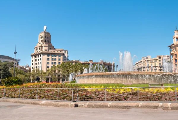 Vierkant met fontein in barcelona — Stockfoto