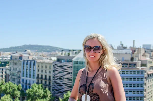 Sonriente guapa rubia con gafas de sol en el techo —  Fotos de Stock