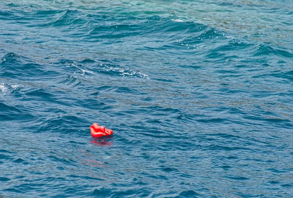 在海中的充气红色玩具 — 图库照片