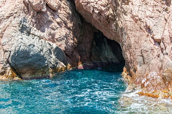 Entrada a la cueva marina en la costa de la Costa Brava Cataluña —  Fotos de Stock