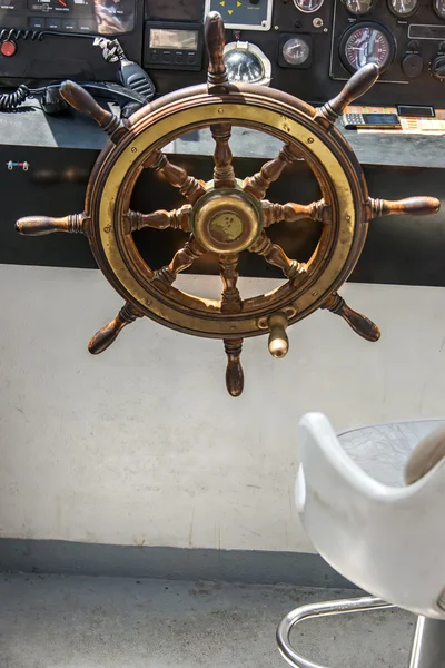 Steering wheel on boat vertical — Stock Photo, Image