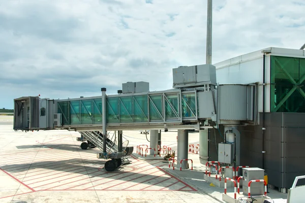 Moderne gläserne Flughafenrampe bedeckt — Stockfoto