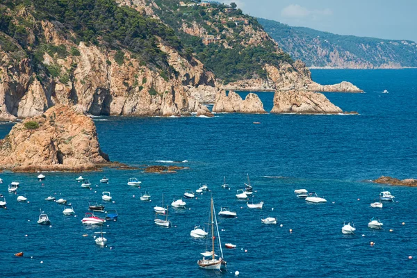 Barche e yacht vicino alla costa della Spagna — Foto Stock