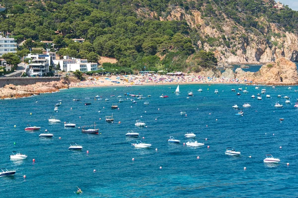 Barcos atracados e iates na baía de Tossa de Mar — Fotografia de Stock