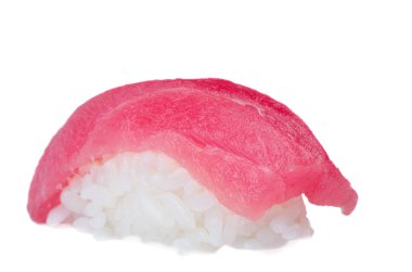 Ton balıklı suşi sashimi izole edilmiş.