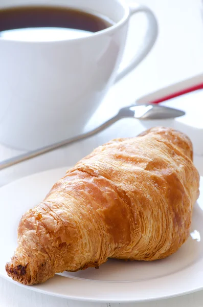 Croissant mit Kaffee — Stockfoto