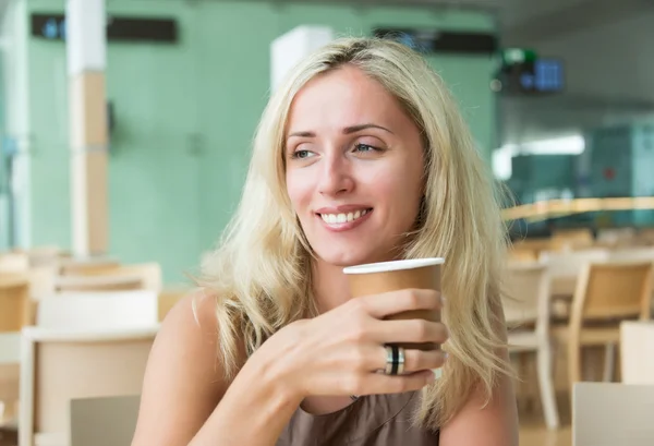 Sorrindo louro bebendo café — Fotografia de Stock