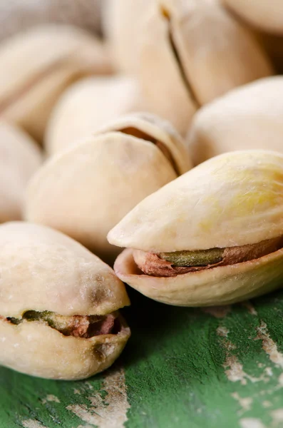 Tutup pistachio di atas meja — Stok Foto