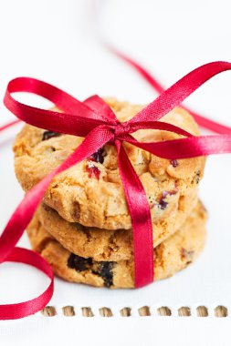 masa örtüsü üzerinde yığılmış Çikolata parçalı kurabiye