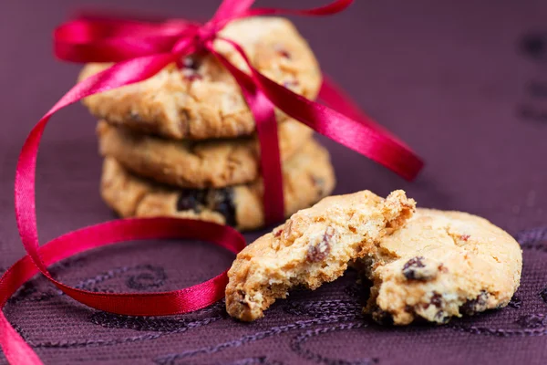 Stacked chocolate chip cookies on purple napkin — Stock Photo, Image
