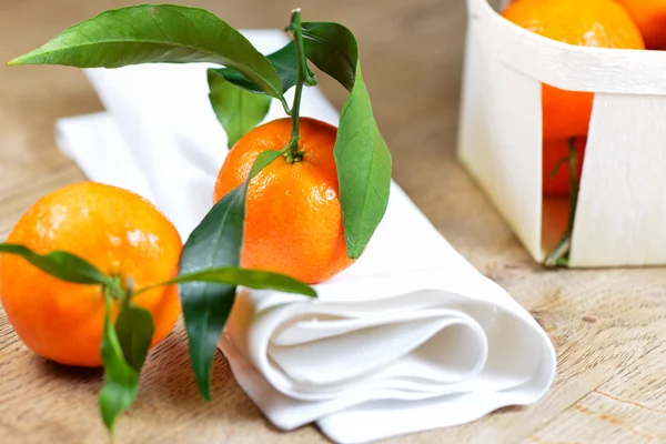 Uppsättning av satsuma på träbord med servett — Stockfoto