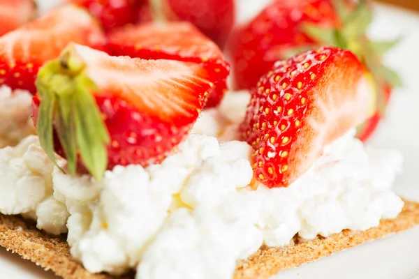 Strawberry ricotta ostsmörgås — Stockfoto