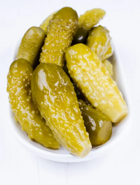 Pickles på träbord — Stockfoto