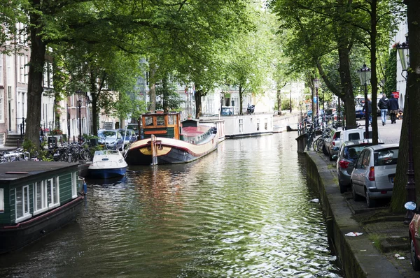 Amsterdam canal con casas flotantes —  Fotos de Stock