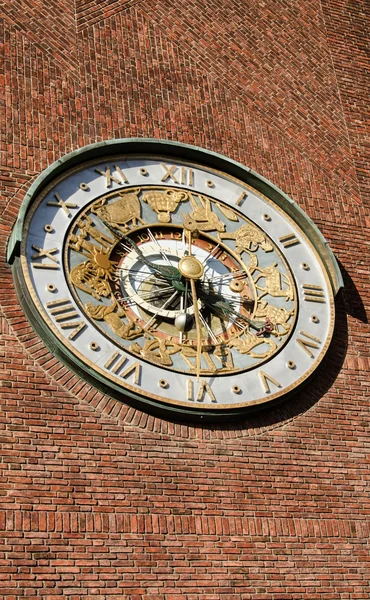 Orloj na zdi radnice — Stock fotografie