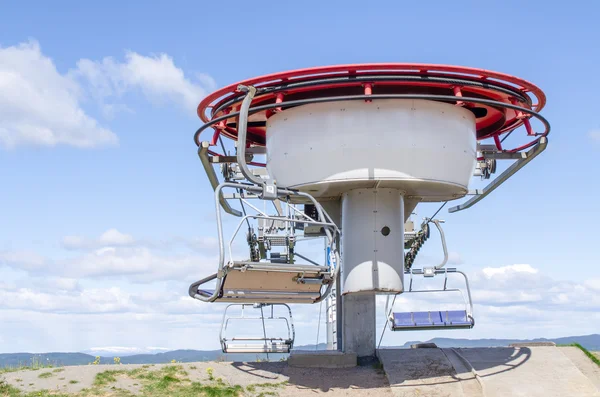 Teleferik istasyonu, yaz, dağlar — Stok fotoğraf