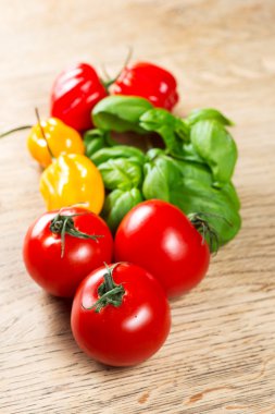 Habanero biber domates fesleğen