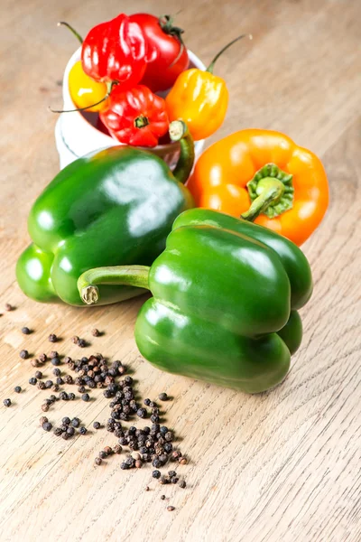 Blandning av paprika på träbord — Stockfoto