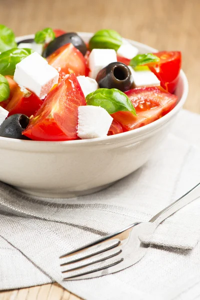 Salade grecque dans un bol blanc — Photo