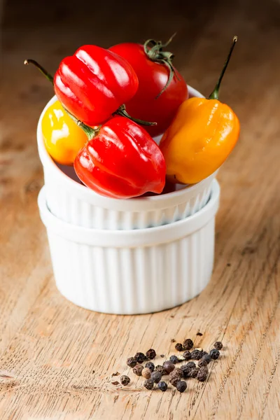 Habanero poivrons dans une assiette — Photo