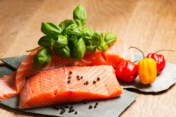 Lachsfilet fertig zum Kochen — Stockfoto